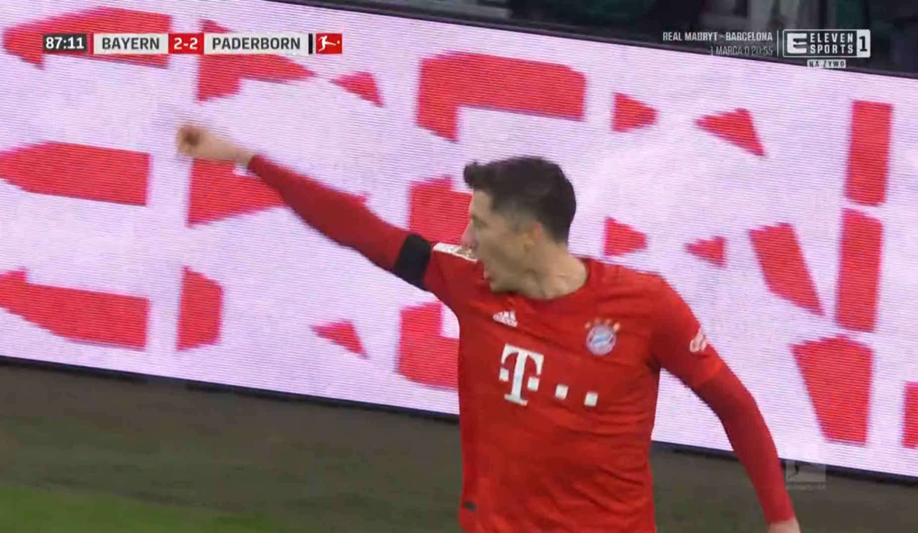 Lewandowski uratował Bayern przed sensacyjnym remisem! Dwa gole Polaka, fatalny błąd Manuela Neuera [WIDEO]