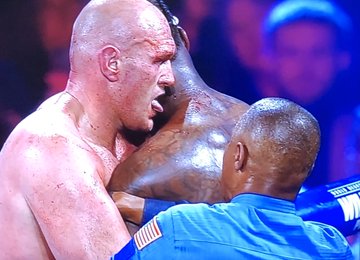 Nieobliczalność Tysona Fury'ego dała o sobie znać. Zlizywał krew z szyi Deontaya Wildera i śpiewał [WIDEO]