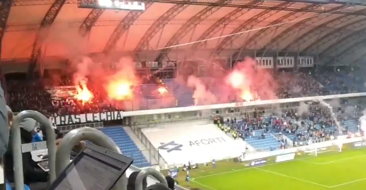 Skandal w Poznaniu. Chuligani Lechii Gdańsk obrzucili racami sektor rodzinny z kibicami Lecha [WIDEO]