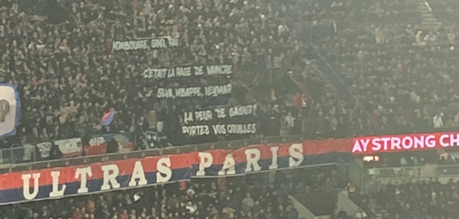 Kibice PSG wywiesili transparent skierowany do trzech piłkarzy. Fani mają dość [ZDJĘCIE]