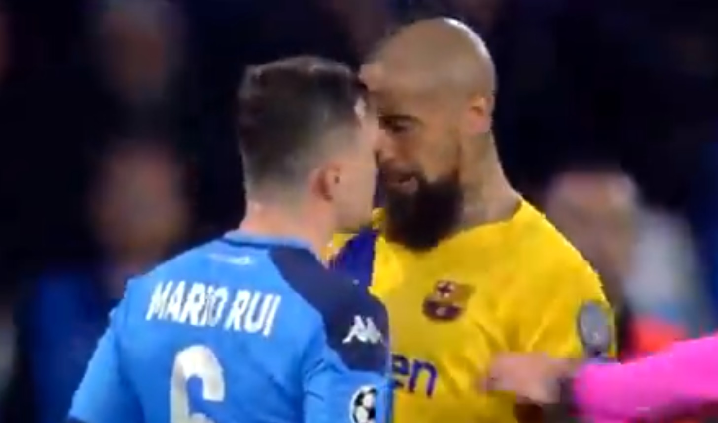 Bezmyślne zachowanie Arturo Vidala. Dwie kartki w dwie sekundy i prowokacja kibiców Napoli [WIDEO]