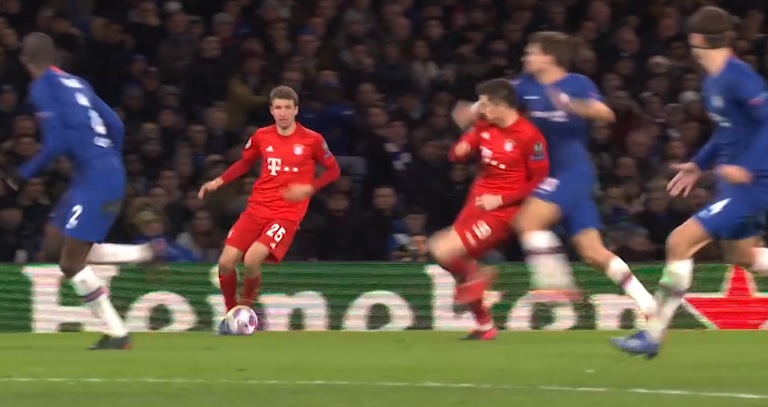 Dlaczego Marcos Alonso uderzył Roberta Lewandowskiego? "Musieli coś sobie wcześniej powiedzieć" [WIDEO]
