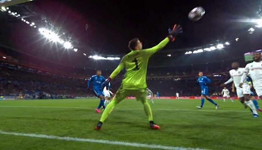 Fatalny Juventus przegrał w Lyonie. Wojciech Szczęsny nie miał nic do powiedzenia [WIDEO]