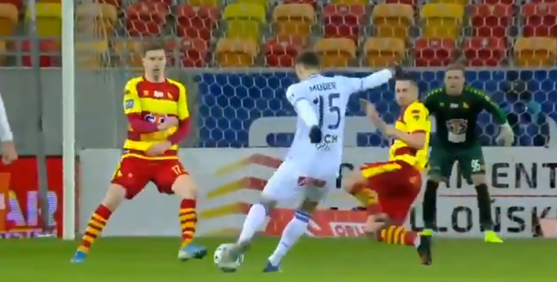 Jakub Moder znów huknął z dystansu. Jagiellonia zremisowała z Lechem [WIDEO]