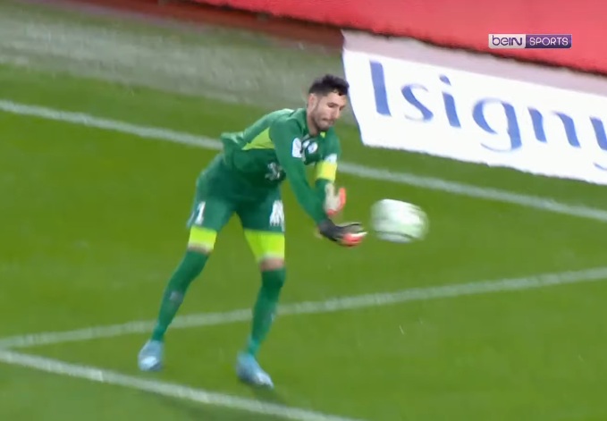 Kompromitująca wpadka bramkarza Grenoble. Wrzucił piłkę do własnej bramki jak Janusz Jojko [WIDEO]