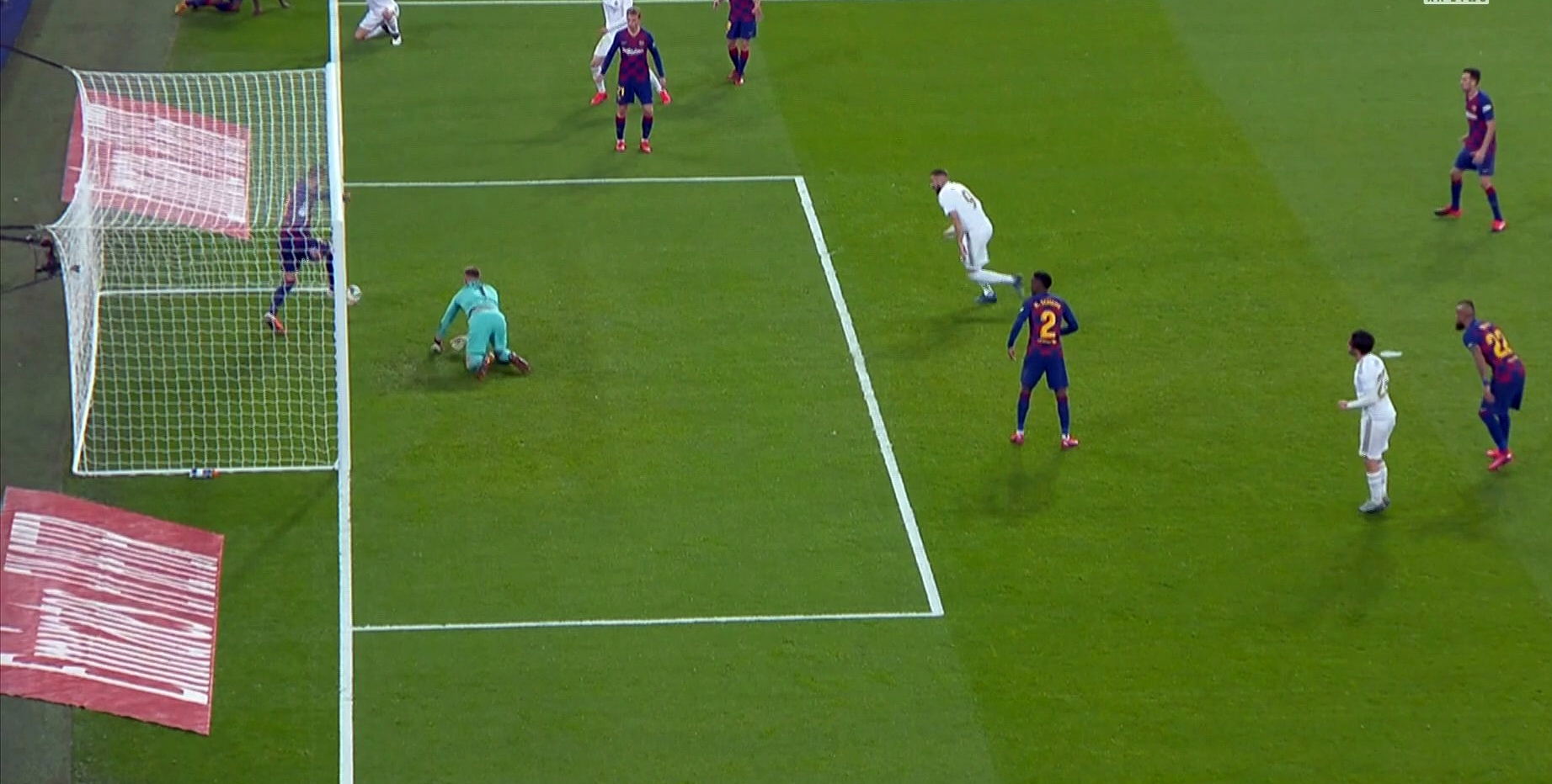 Real Madryt triumfuje w El Clasico! "Królewscy" dobili FC Barcelonę w drugiej połowie [WIDEO]