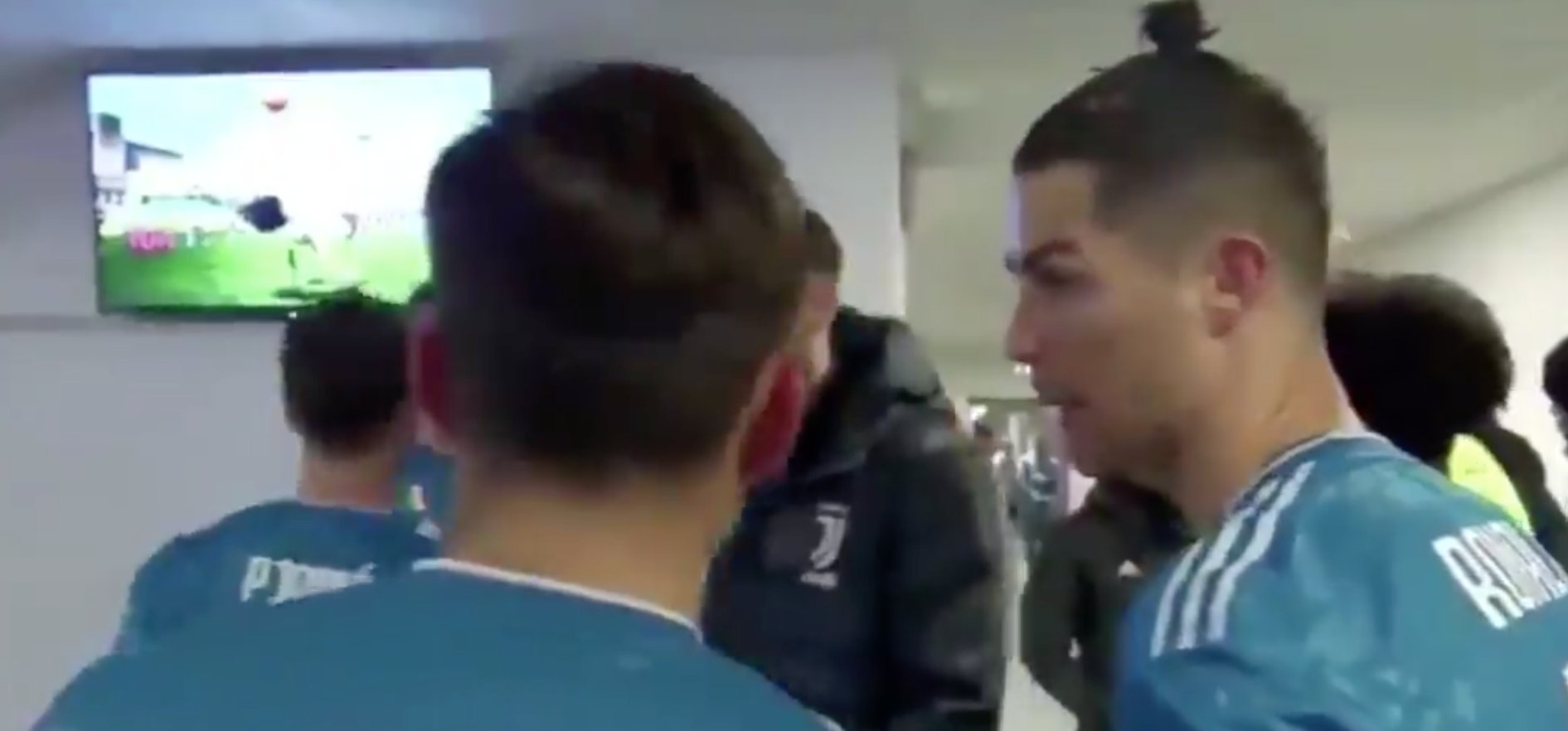 Kamery nagrały rozmowę Cristiano Ronaldo i Paulo Dybali w przerwie meczu LM. "Jesteśmy sami" [WIDEO]