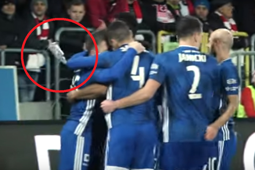 Niebezpieczna sytuacja podczas derbów Krakowa. Jakub Błaszczykowski oberwał butelką [WIDEO]