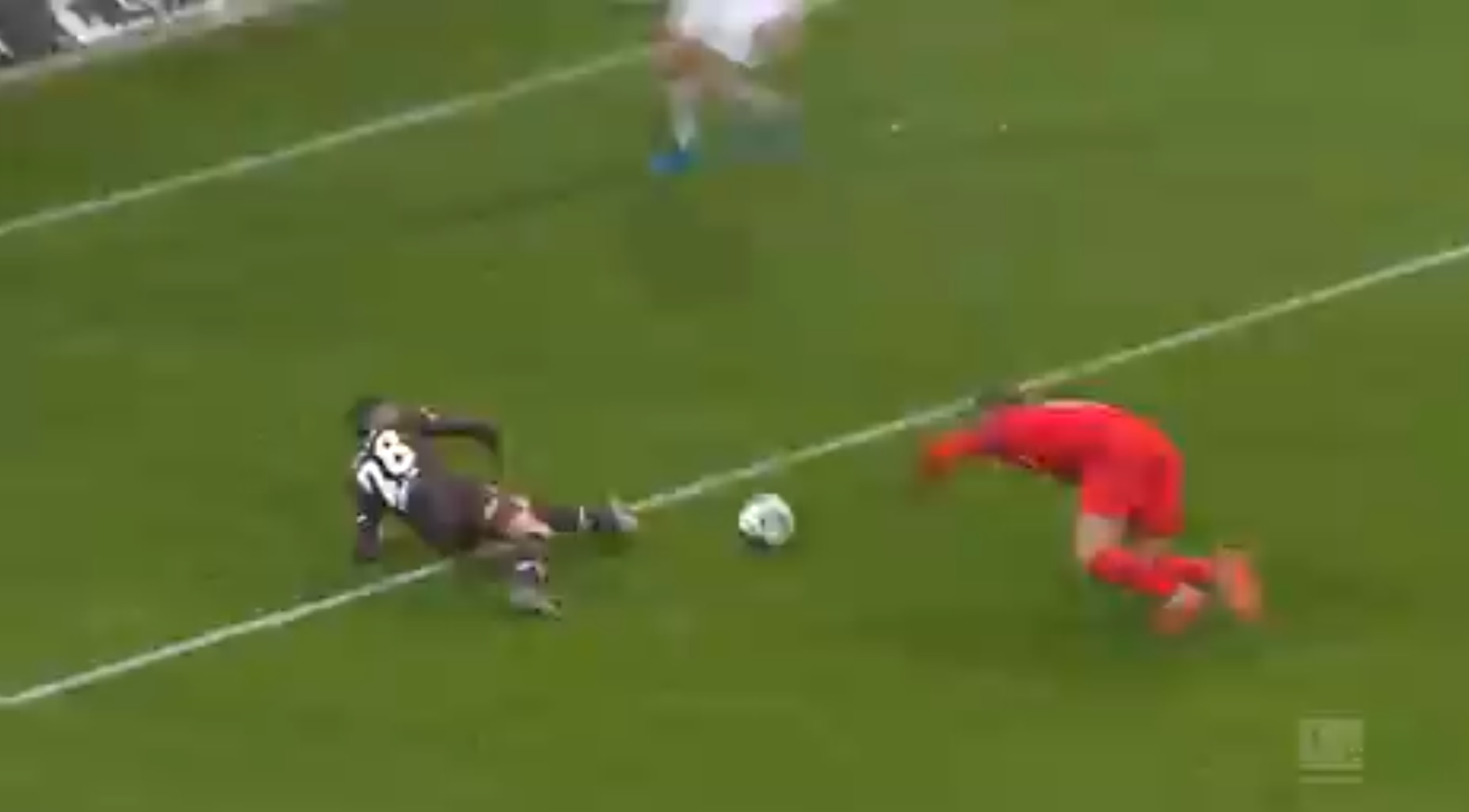 Kuriozalny gol Polaka w 2. Bundeslidze. Kopnął we własną nogę, przewrócił się, a potem trafił [WIDEO]
