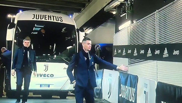 Cristiano Ronaldo pokazał, co myśli o grze bez publiczności. Przybił piątki z nieistniejącymi kibicami [WIDEO]
