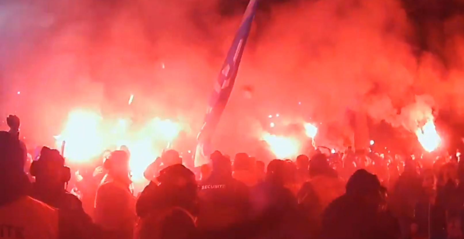 Koronawirus niestraszny kibicom PSG. Prawdziwe szaleństwo na ulicach Paryża [WIDEO]