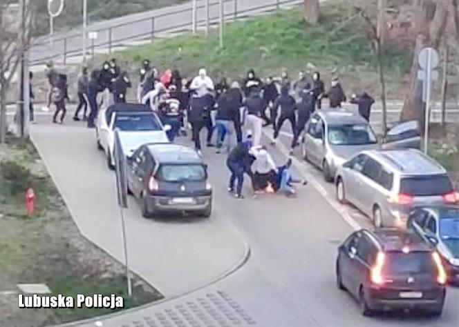 Rozgrywki zawieszone, a pseudokibice się biją. 9 osób zatrzymanych za udział w "ustawce" [WIDEO]