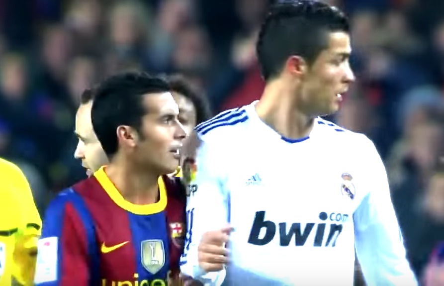 Cristiano Ronaldo zripostowany przez Pedro. Scysja Portugalczyka i Hiszpana podczas słynnego El Clasico