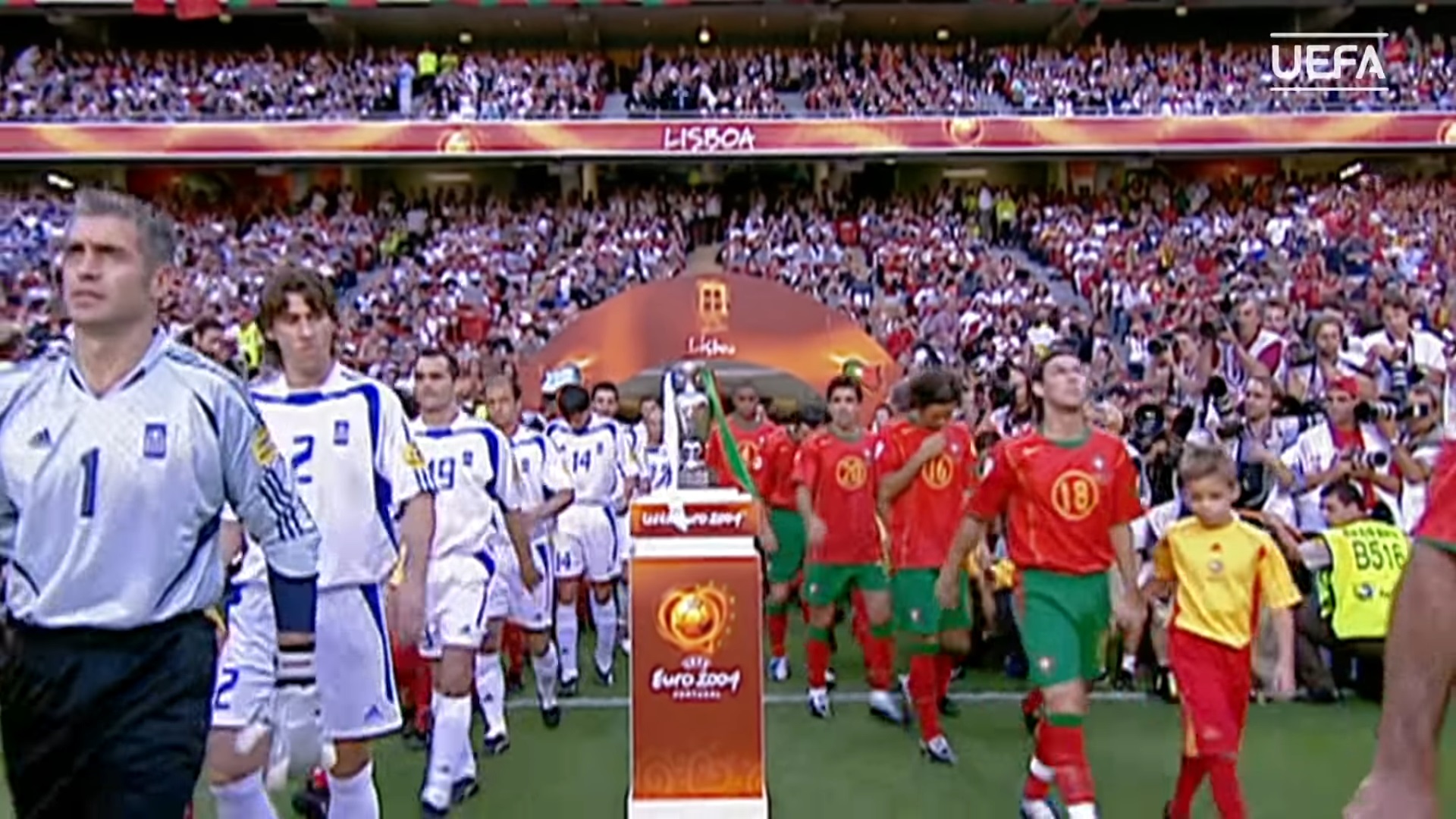 Płaczący Cristiano Ronaldo, "zaskakujący" remis, bramkarz bez rękawic. Z czego pamiętamy Euro 2004?