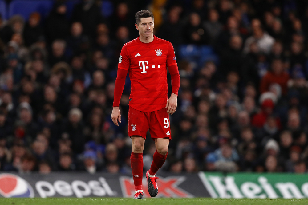 Robert Lewandowski krytykowany za mecz z Borussią Dortmund. "Jeden błysk to za mało. Od razu był blokowany"