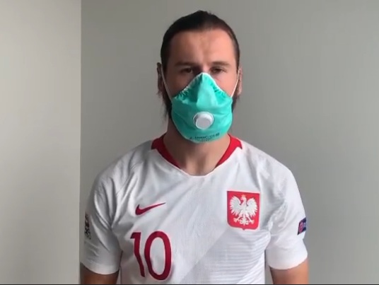 Grzegorz Krychowiak tłumaczy, jak prawidłowo zdejmować rękawiczki ochronne i maseczkę [WIDEO]