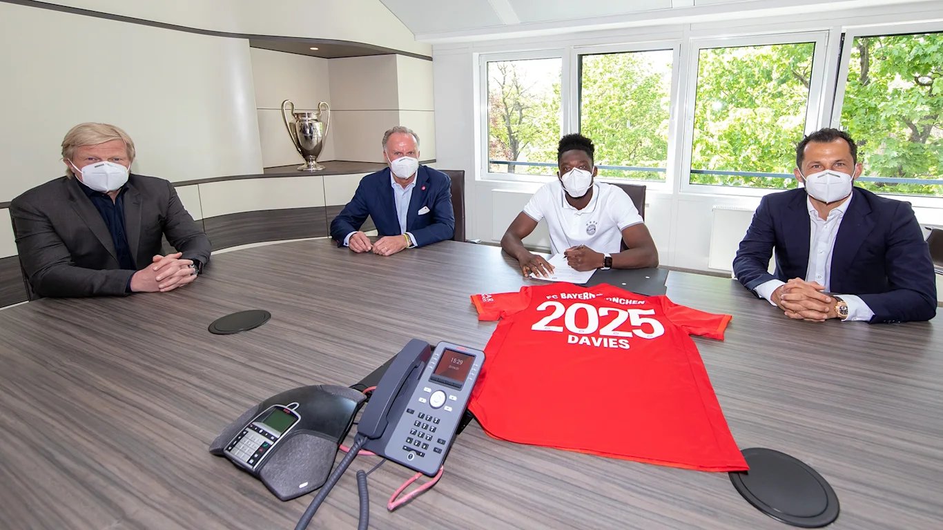 Koniec spekulacji! Alphonso Davies podpisał nową umowę z Bayernem Monachium