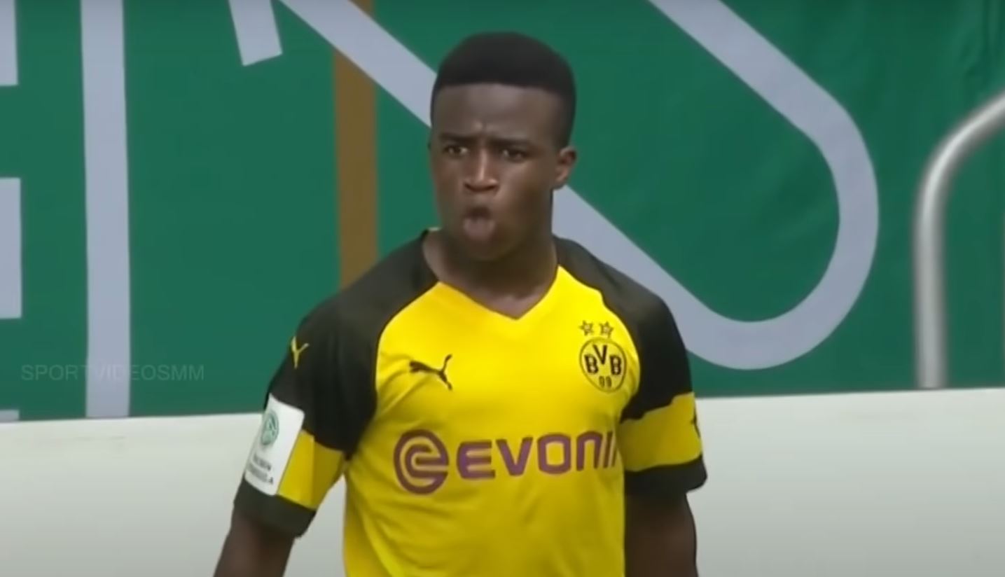 Przerasta rówieśników o kilka głów, widzą w nim drugiego Haalanda. Złoty dzieciak akademii BVB