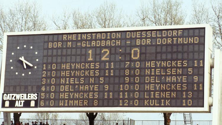 Największa hańba w historii Borussii Dortmund. Rezerwowi odmawiali gry, sędzia wyciągał piłkę z siatki