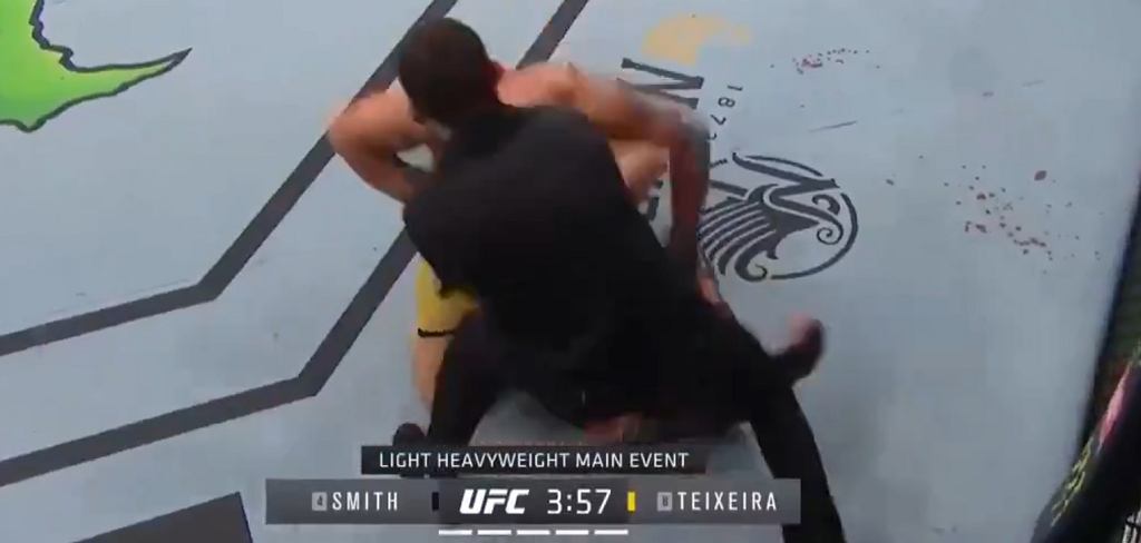 Krew, wypadające zęby i zwycięstwo 40-latka. Brutalny finał walki wieczoru na gali UFC [WIDEO]
