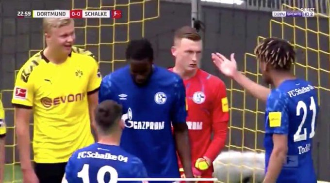 "Piep*** twoją babcię". Obrońca Schalke obraził Erlinga Haalanda [WIDEO]