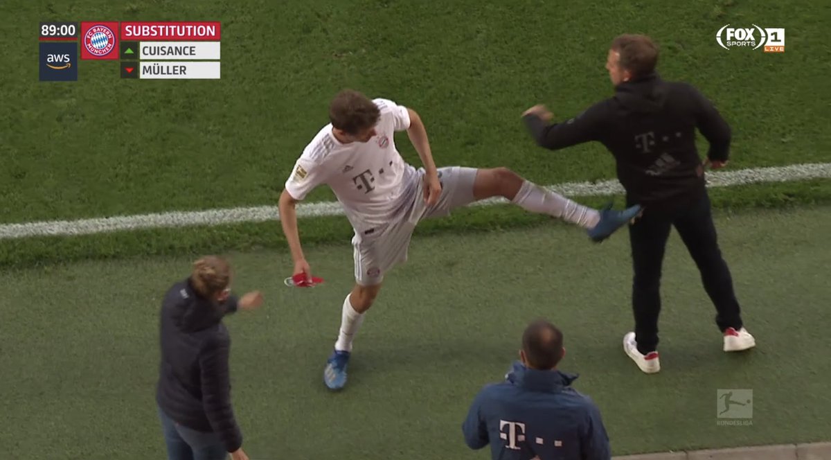 Thomas Mueller nie mógł podać ręki Hansiemu Flickowi. Postanowił go... "kopnąć" [WIDEO]