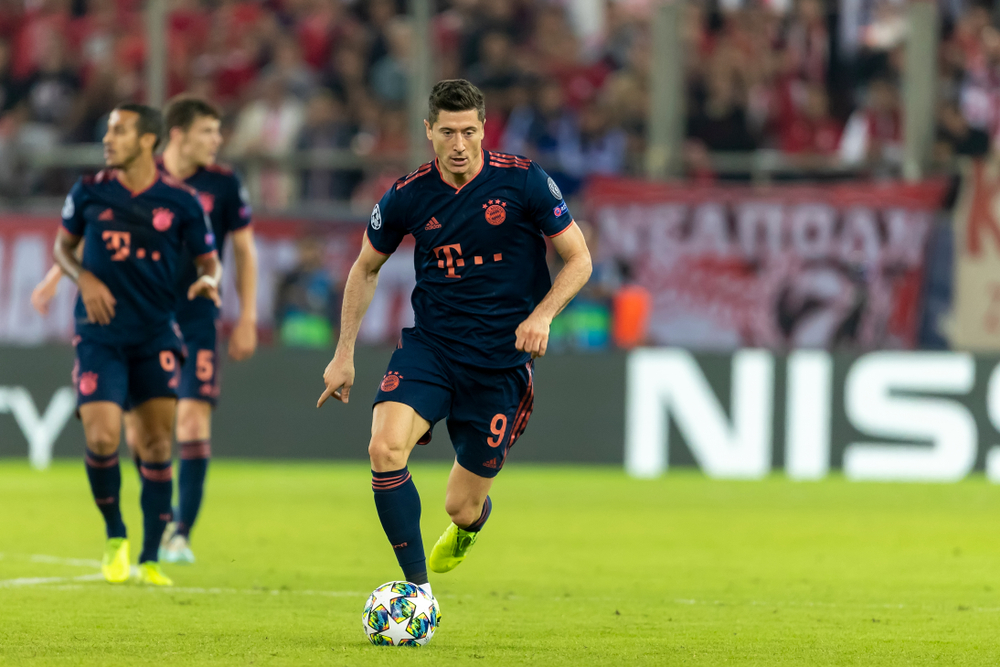 Robert Lewandowski "wyraźnym faworytem" do Złotej Piłki? Znany portal stawia go wyżej od Messiego i Ronaldo