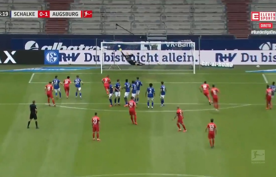 Koszmarne Schalke tonie w kryzysie. Augsburg przerwał fatalną serię, piękny gol Löwena [WIDEO]