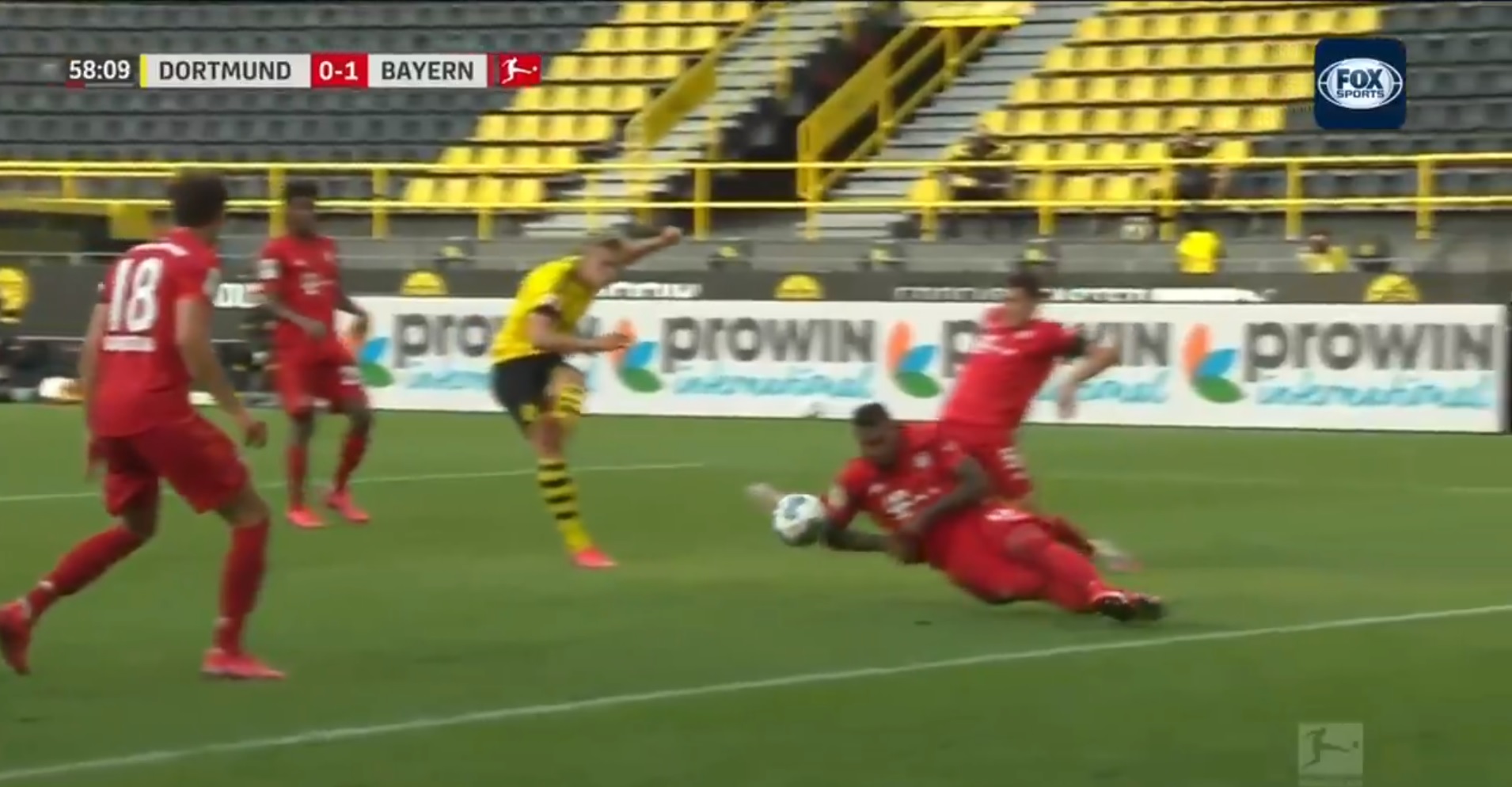 Ogromna kontrowersja w meczu Borussii Dortmund z Bayernem Monachium. "Jakim cudem nie było karnego?" [WIDEO]