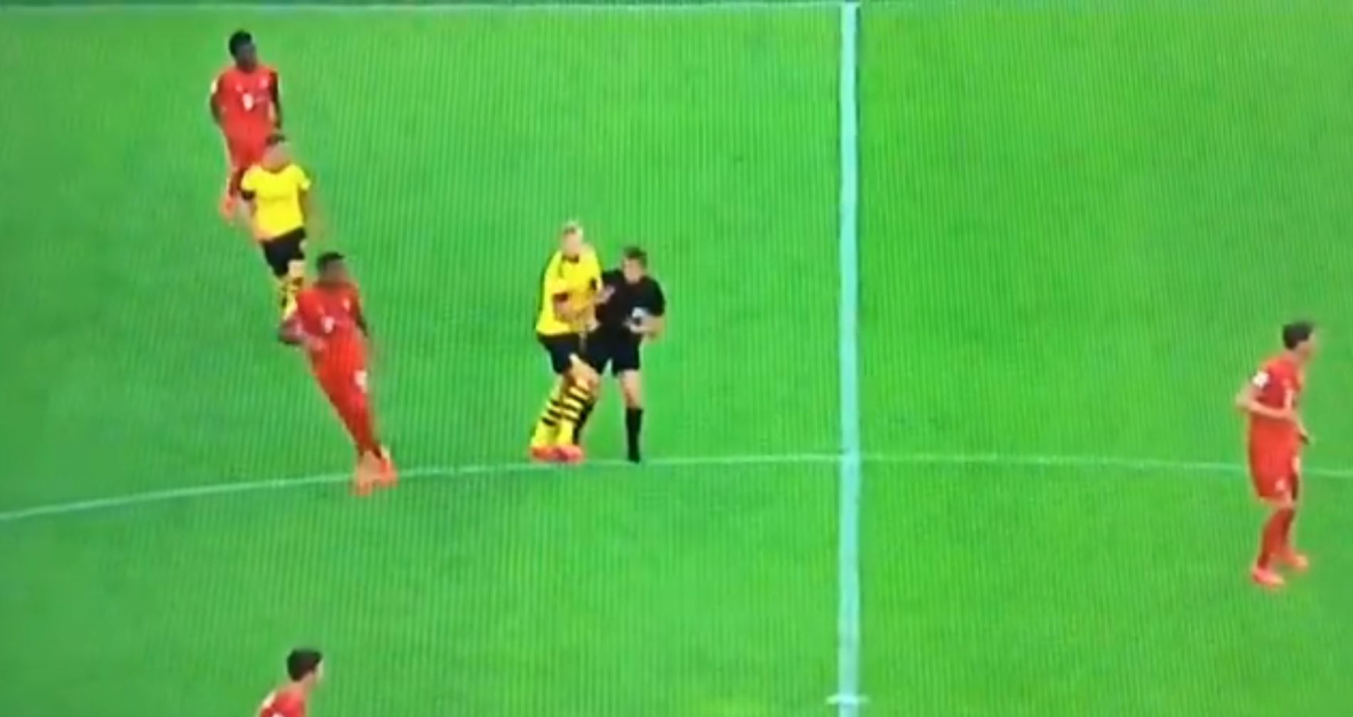 Sędzia Der Klassikera winny kontuzji Haalanda. Napastnik uszkodził kolano po zderzeniu z arbitrem [WIDEO]