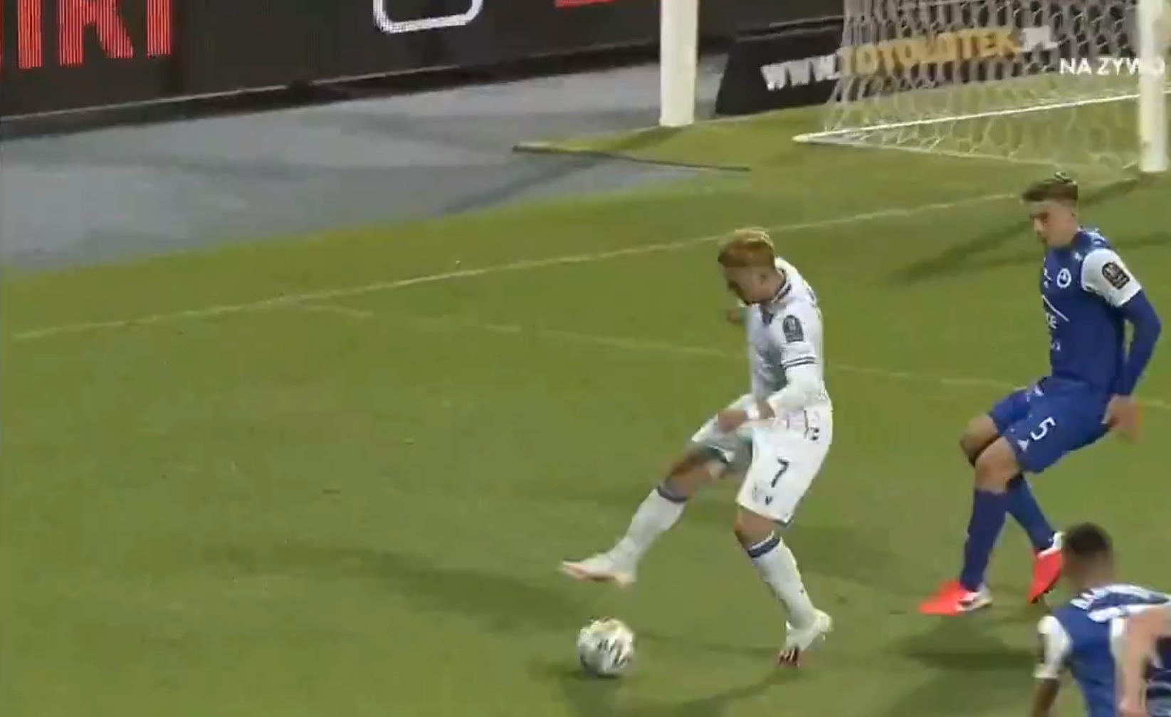 Lech Poznań ostatnim półfinalistą Pucharu Polski. Piękna asysta i gol Kamila Jóźwiaka [WIDEO]