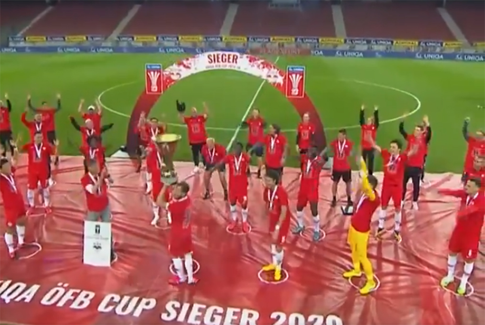 Absurdalne sceny po finale Pucharu Austrii. Piłkarze Salzburga świętowali zachowując dystans [WIDEO]