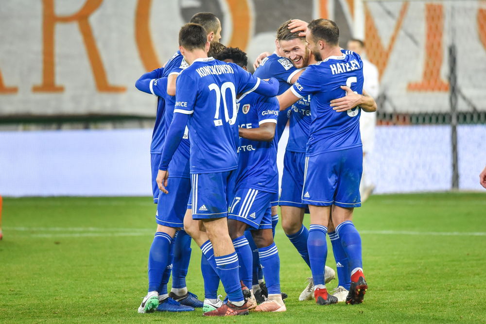 Pokaz siły mistrzów Polski! Gol w pierwszej minucie, Piast Gliwice rozbił Wisłę Kraków [WIDEO]