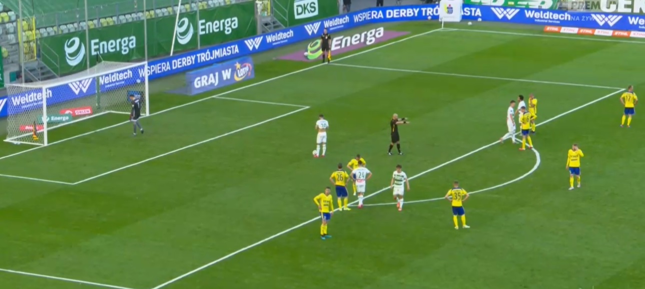 Lechia Gdańsk górą w derbach Trójmiasta po gigantycznych emocjach! Siedem goli i cztery rzuty karne [WIDEO]