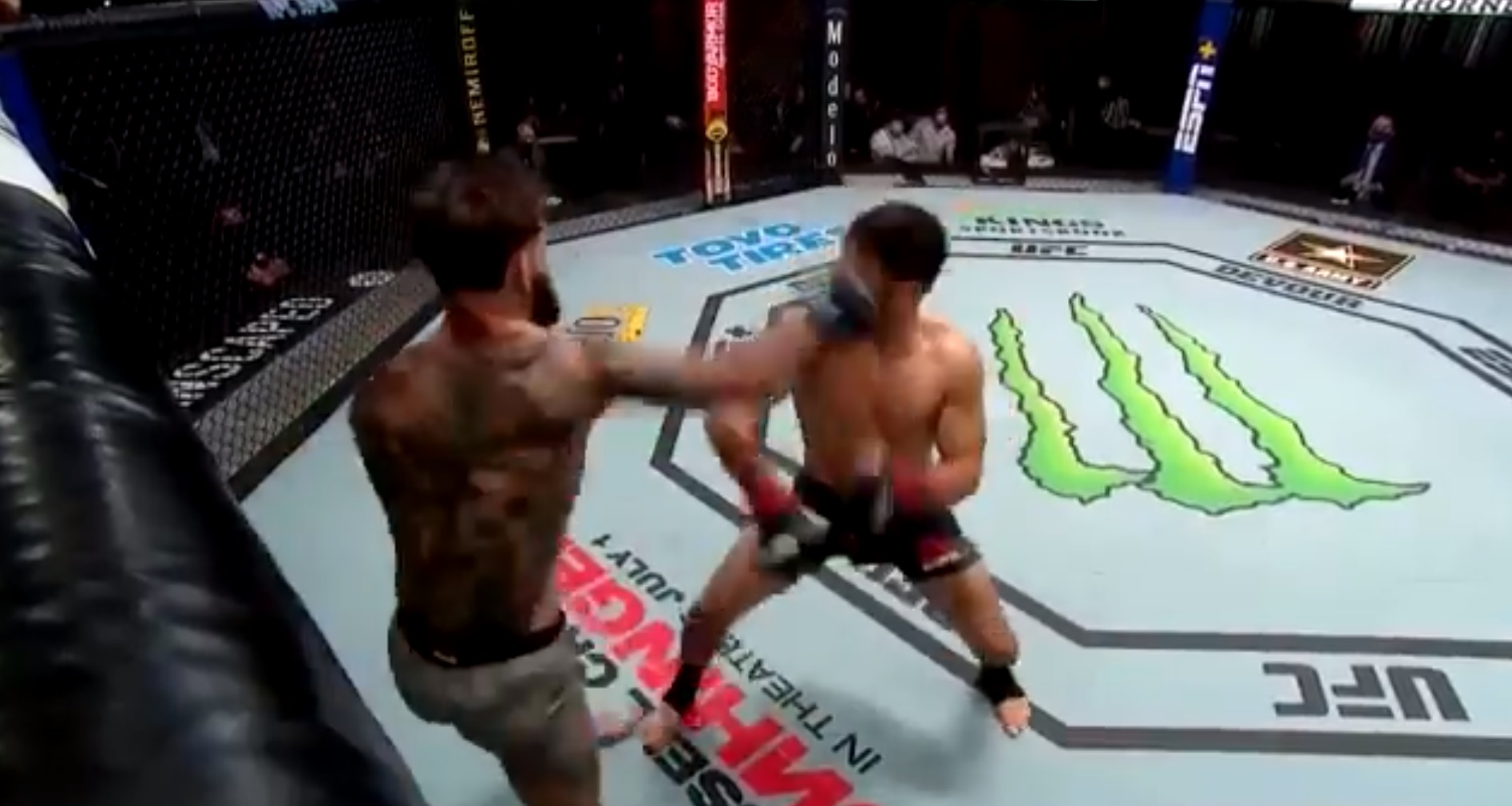Ciężkie nokauty na gali UFC 250. Padł na matę równo z syreną, nie miał żadnych szans [WIDEO]