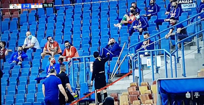 Niecodzienna sytuacja w Ekstraklasie. Sędzia chciał ukarać zawodnika za brak maseczki, nie mógł tego zrobić