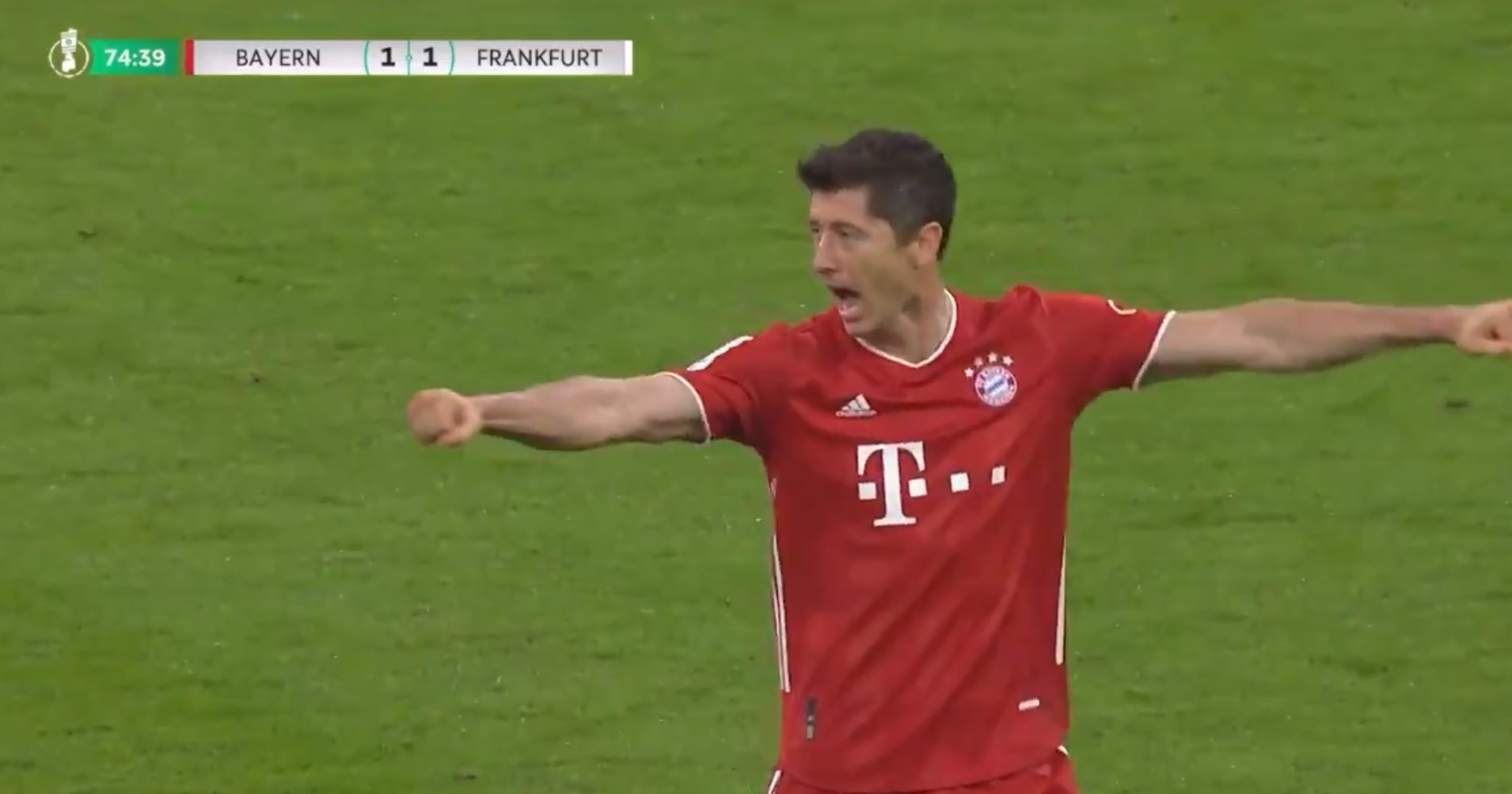 Robert Lewandowski znów uratował Bayern Monachium! Gol Polaka dał awans do finału Pucharu Niemiec [WIDEO]