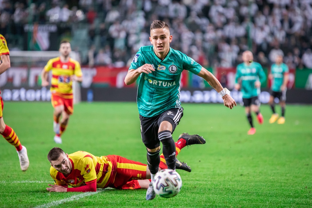 Legia Warszawa dostała ofertę za Michała Karbownika? 19-latek na okładce portugalskiej gazety [AKTUALIZACJA]