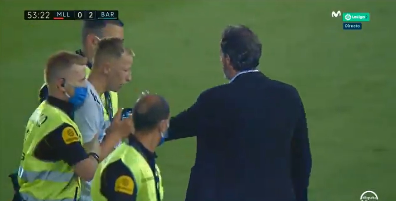 Fan wbiegł na murawę podczas meczu FC Barcelony przy pustych trybunach. Wyjaśnił, jak dostał się na stadion