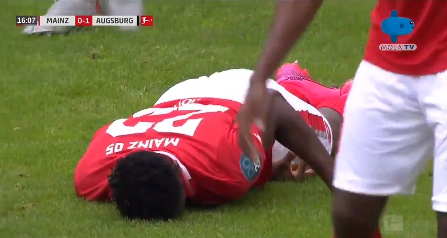 Dramatyczne sceny w Bundeslidze. Gdyby nie pomoc sędziego, mogłoby dojść do tragedii [WIDEO]