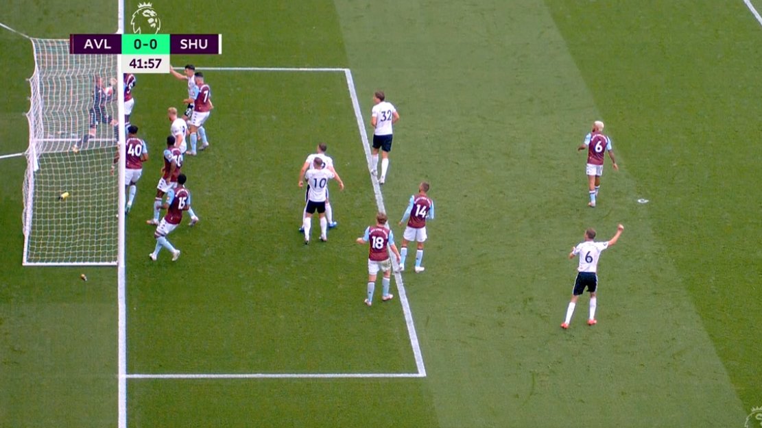 Premier League wróciła do gry! Gigantyczny skandal w pierwszym meczu. "Jaja na kiju" [WIDEO]