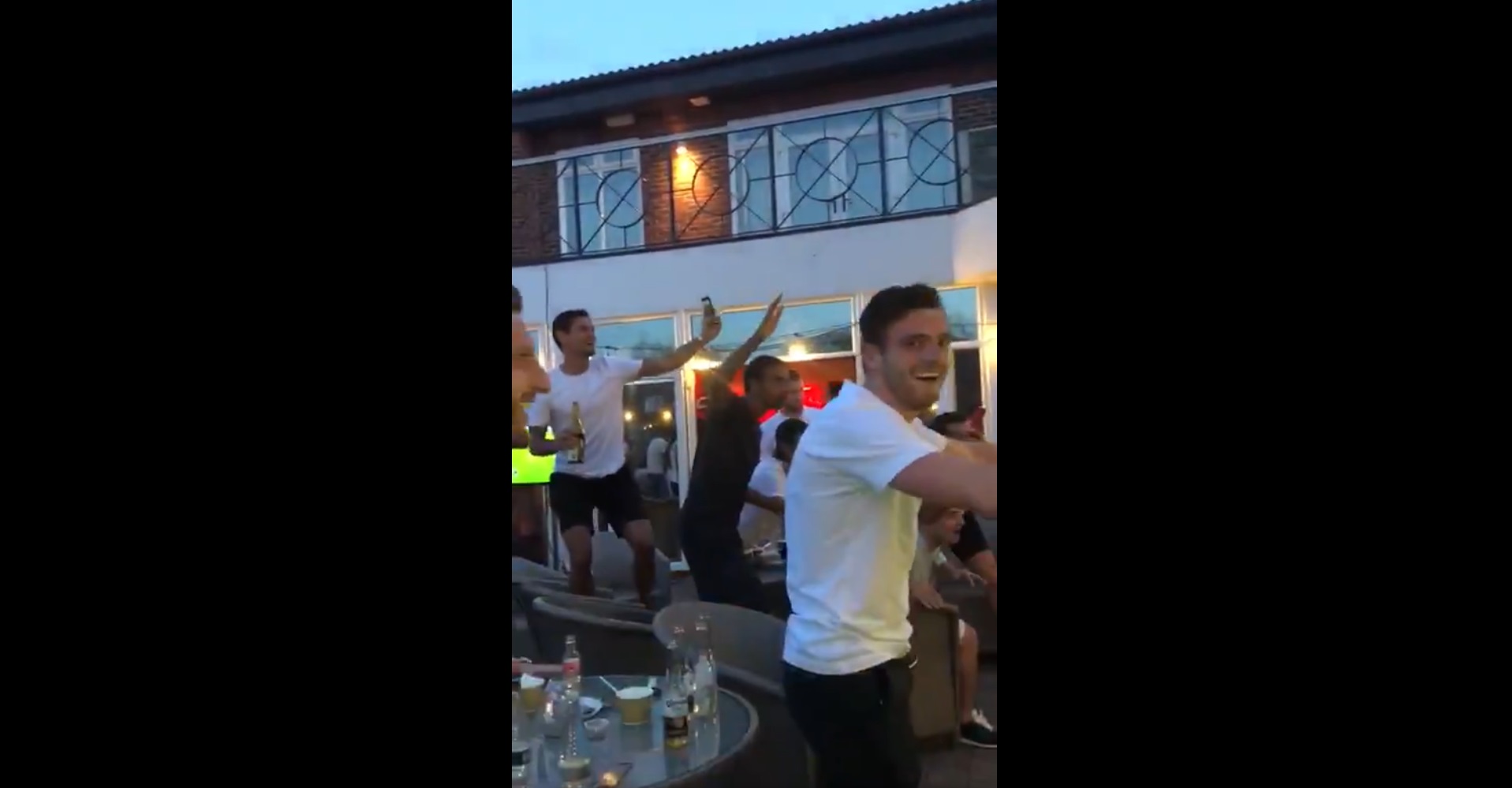Tak piłkarze Liverpoolu świętowali mistrzostwo Anglii. Szalona radość “The Reds” [WIDEO]