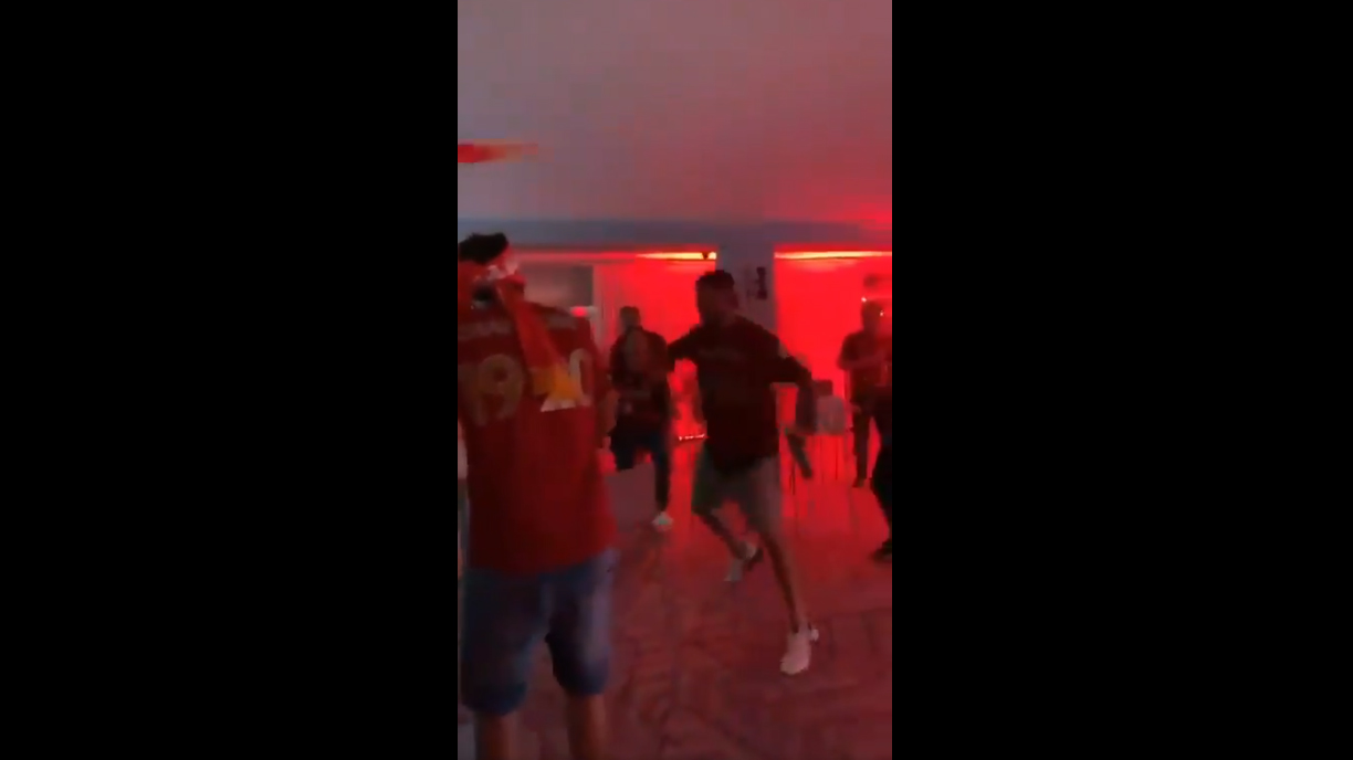Mistrz Anglii i mistrz parkietu. Tak Juergen Klopp świętował tytuł Liverpoolu [WIDEO]