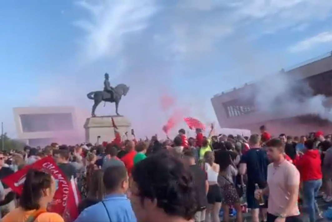 Liverpool krytykuje własnych kibiców. "Takie zachowanie jest nie do przyjęcia" [WIDEO]