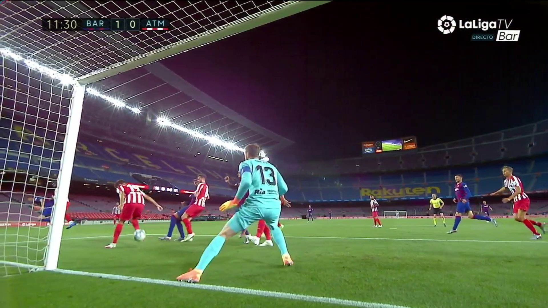 Koszmar Diego Costy na Camp Nou. "Wsiadłby w taksówkę i wrócił do Madrytu" [WIDEO]