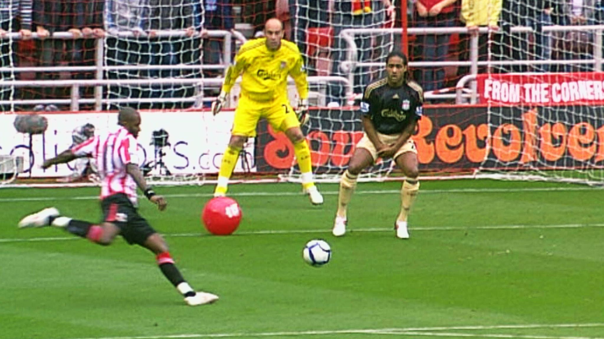 Tym sędziom powinni wręczyć okulary. Najsłynniejsza bramka w historii Premier League i gole-widmo