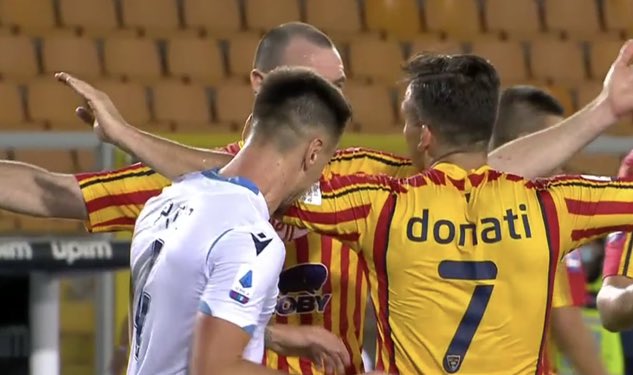 Obrońca Lazio zawieszony na cztery mecze za ugryzienie rywala. Dostał też karę finansową