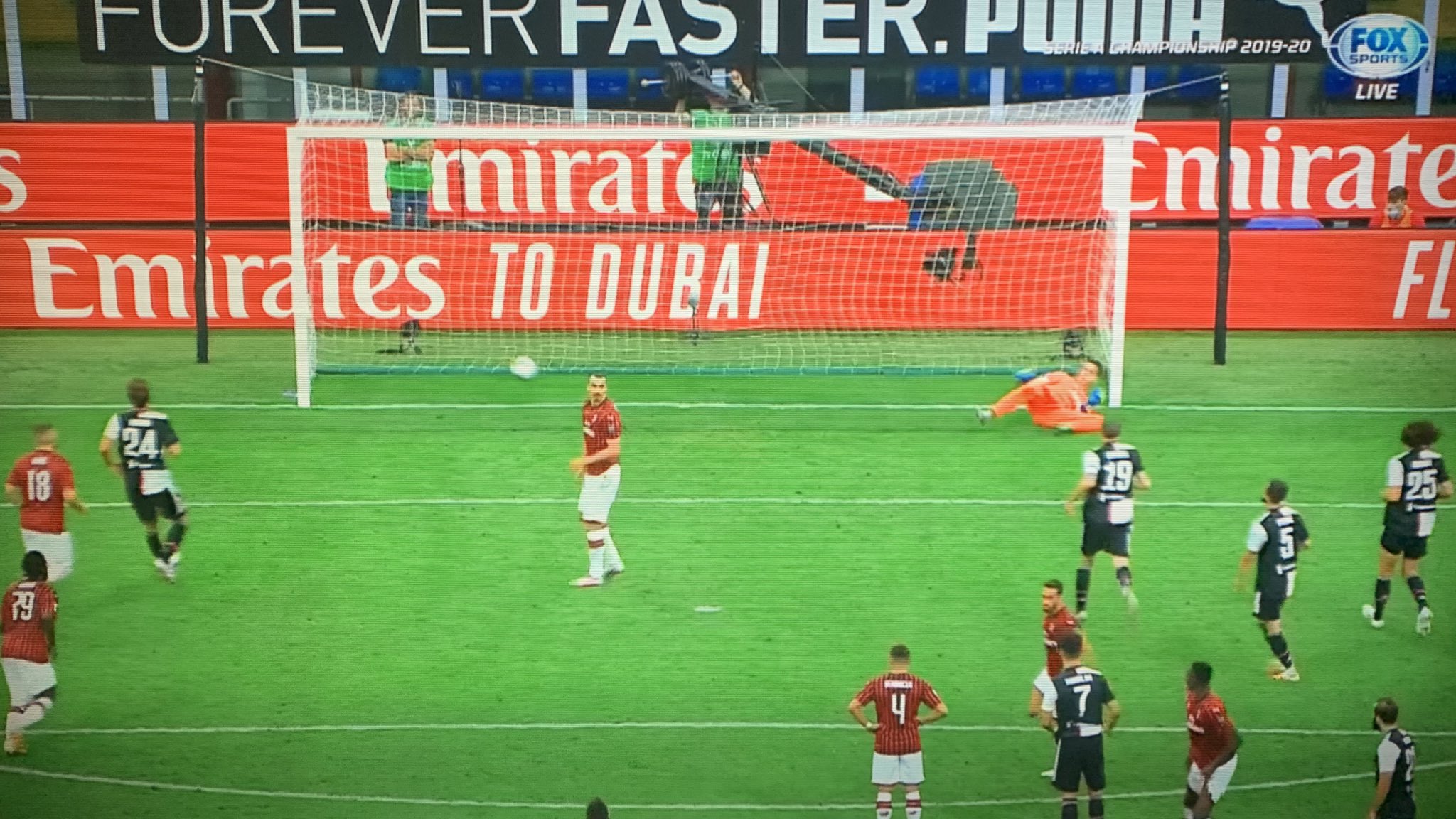 Cristiano Ronaldo chciał pomóc Szczęsnemu przy rzucie karnym. Wymowna reakcja Ibrahimovicia [WIDEO]