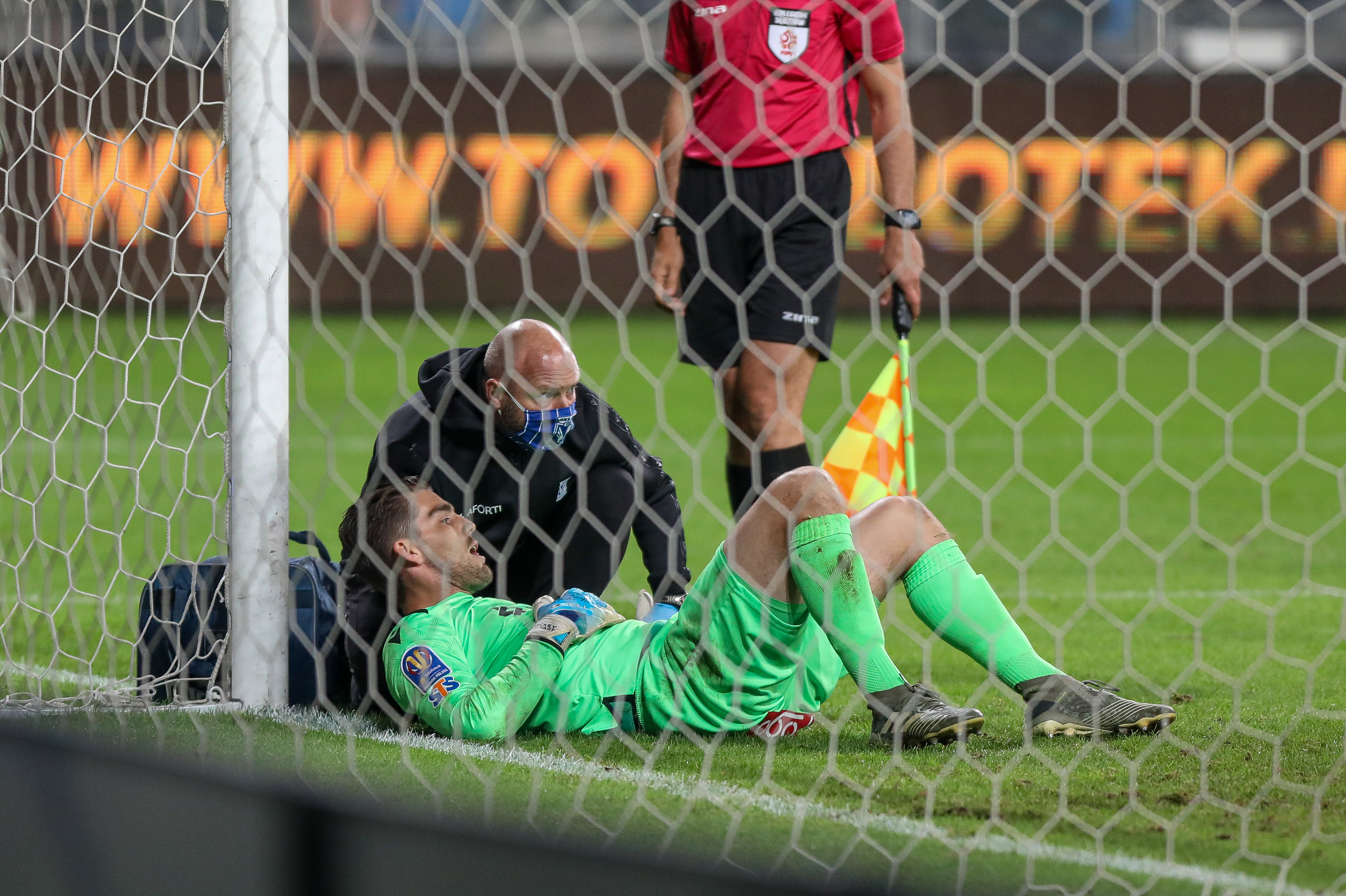 Bramkarz Lecha Poznań obronił rzut karny z poważną kontuzją. Teraz czeka go długa przerwa