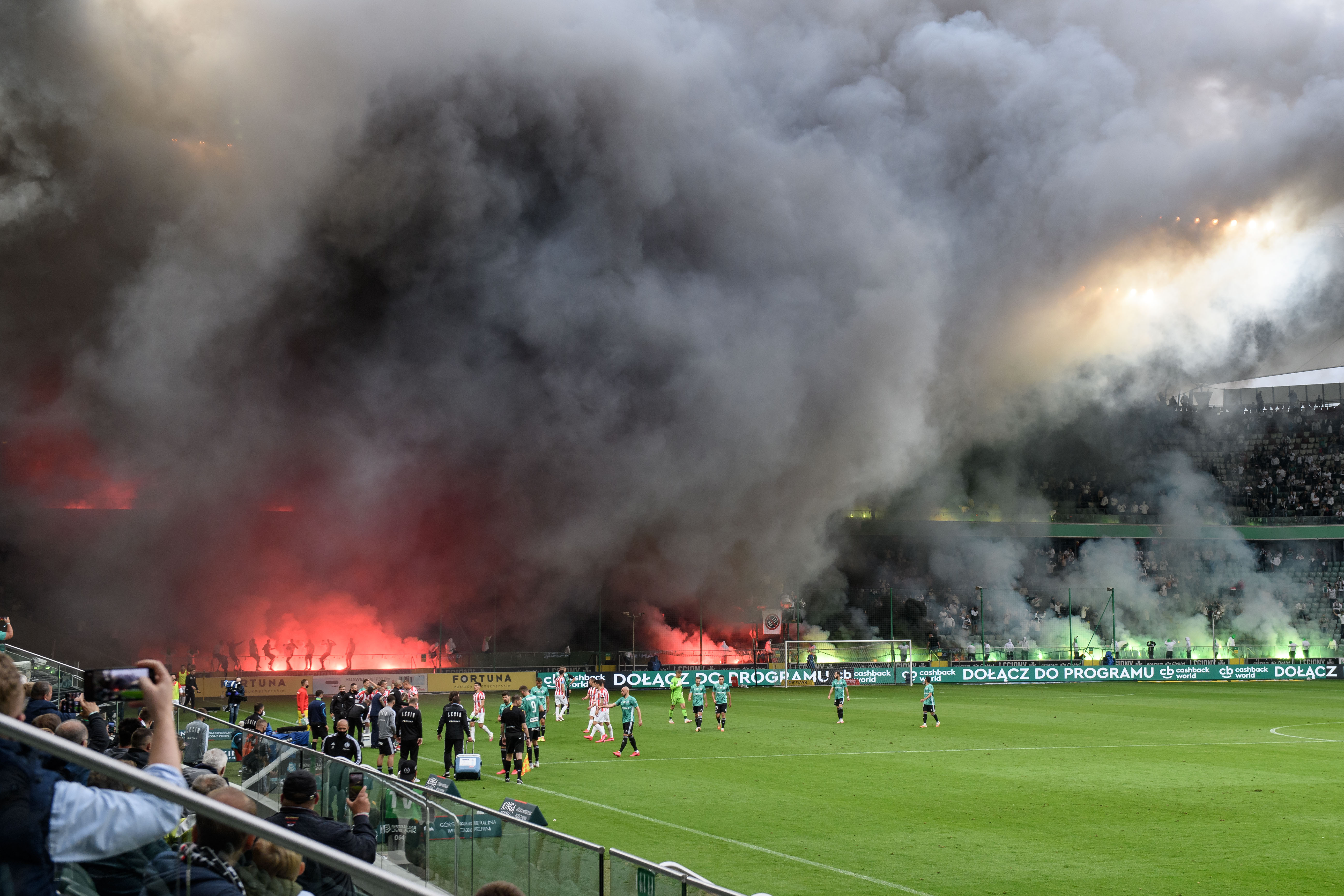 Kibice Legii odpalili race. Dym był widoczny z wielu kilometrów [ZDJĘCIE]